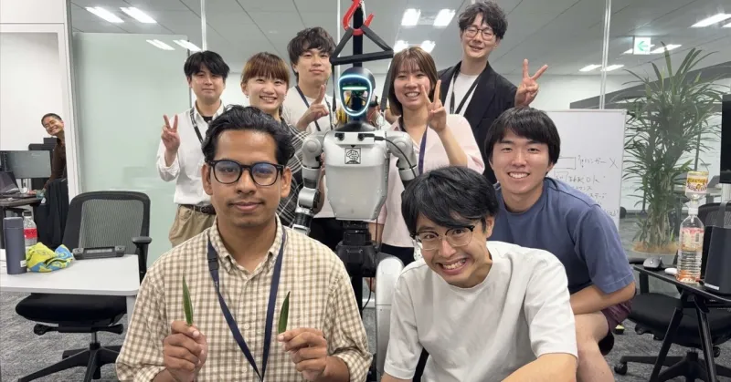 九工大の学生とヒューマノイド開発に取り組む様子