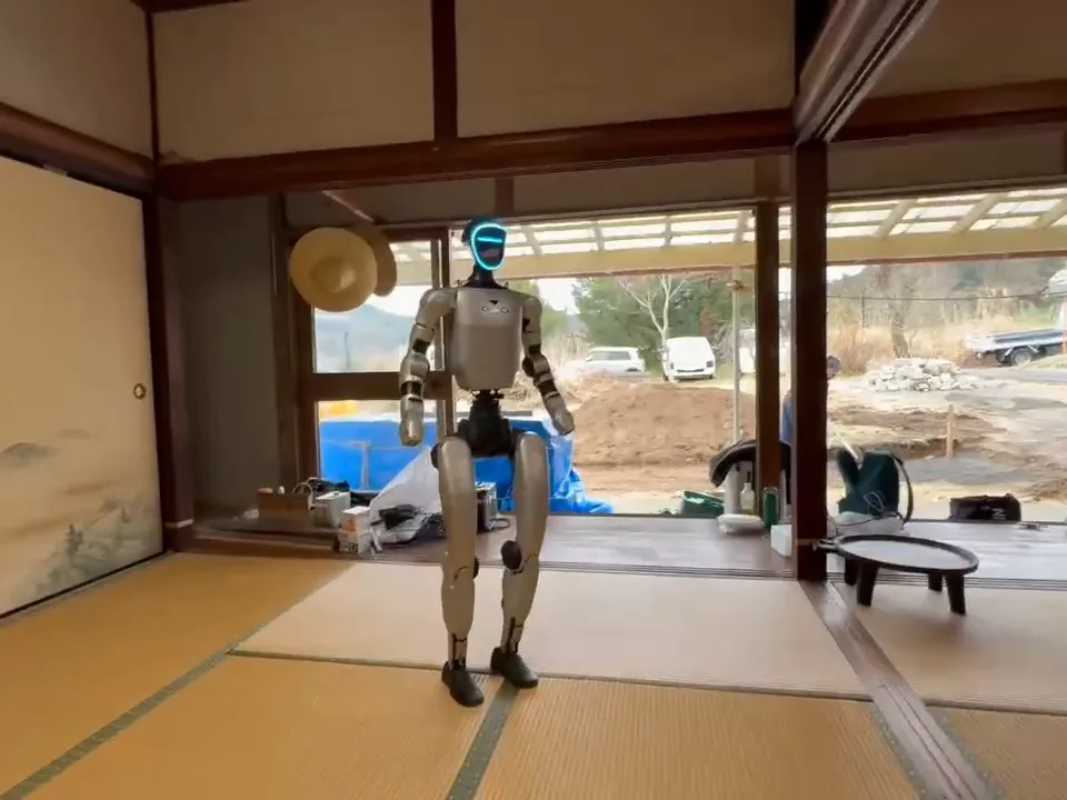 改修中の民家の中で稼働するヒューマノイドロボット